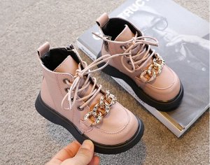 Ботинки для девочек на шнуровке , декорированы железной пряжкой. Цвет розовый