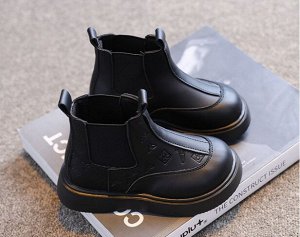 Ботинки для девочек на резинке, декорированы узорами. Цвет черный