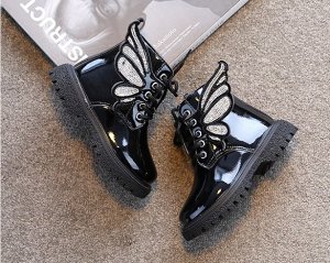 Ботинки для девочек  на замке со шнурками , декорированы блестящими крылышками. Цвет черный