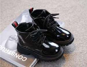Детские ботинки сзади декорированы тканевой полоской с надписью, цвет черный
