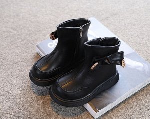 Детские ботинки сбоку декорированы бантиком, цвет черный