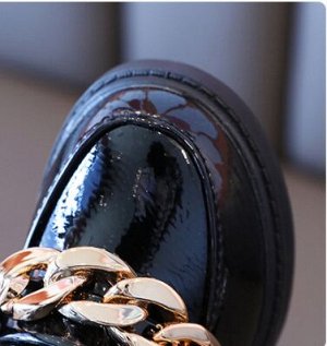 Детские ботинки декорированы металлической цепью, цвет черный