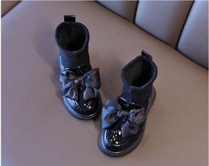 Детские  ботинки декорированы бантом, цвет черный