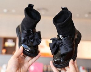 Детские  ботинки декорированы бантом, цвет черный