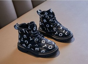 Детские ботинки декорированы латинскими буквами, цвет черный