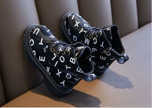 Детские ботинки декорированы латинскими буквами, цвет черный