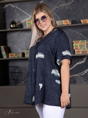 Блузка Эффектная блуза А-образного силуэта из ткани с высоким содержанием хлопка. Рисунок ткани выполнен в технике digital и стилизован под " деним". Сатиновое переплетение нитей в полотне, придает ма