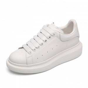 Кроссовки Белая обувь всегда в моде, так как она выглядит стильно и подходит практически под любой наряд.
Материал высококачественная эко-кожа.