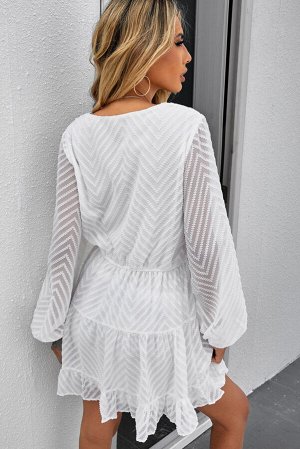Белое приталенное платье с V-образными полосками и пышными рукавами