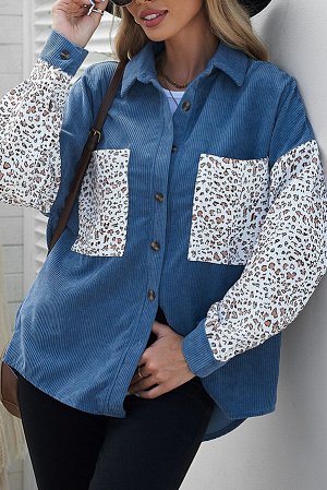 Голубая вельветовая куртка с застежкой на пуговицах и белым леопардовым принтом
