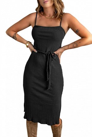 Черное платье в рубчик с разрезом на юбке и шнуровкой на талии