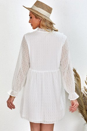 Белое свободное мини-платье в горошек с V-образным вырезом и рюшами