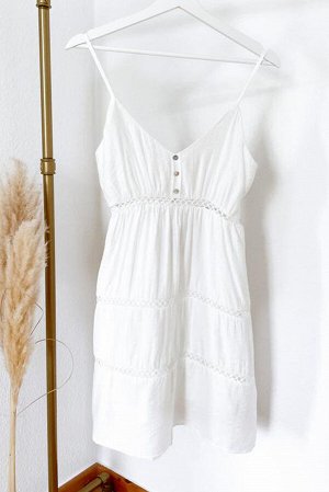 Белое платье с V-образным вырезом на пуговицах и перфорацией