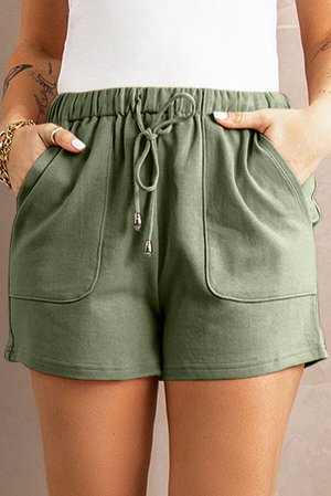 Зеленые шорты с эластичной резинкой на талии и карманами