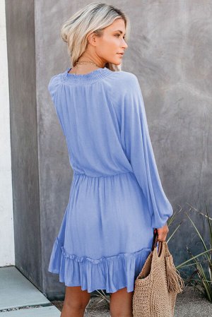 Голубое платье-туника с пышными рукавами и V-образным вырезом со шнуровкой