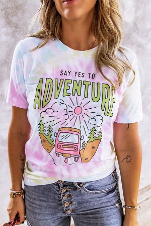 Разноцветная футболка с красочным принтом и надписью: SAY YES TO ADVENTURE