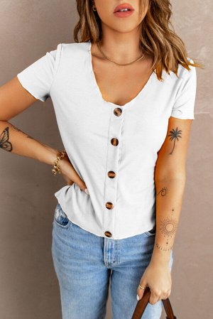 Белая блуза с короткими рукавами и V-образным вырезом на пуговицах