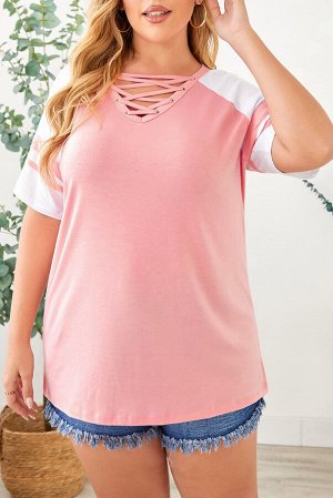 Розовая футболка плюс сайз с V-образным перекрестным вырезом и белыми рукавами реглан