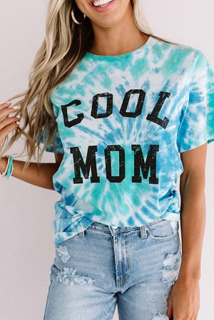 Голубая свободная футболка с красочным принтом и надписью: COOL MOM