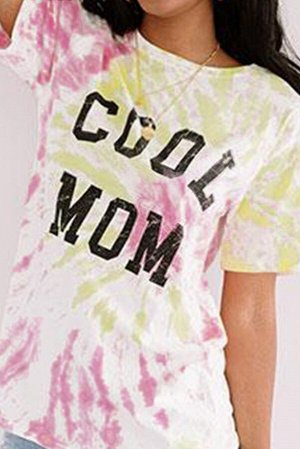 Розово-желтая свободная футболка с красочным принтом и надписью: COOL MOM