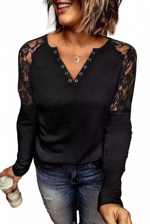 Черная блуза с V-образным с люверсами и кружевными вставками на рукавах