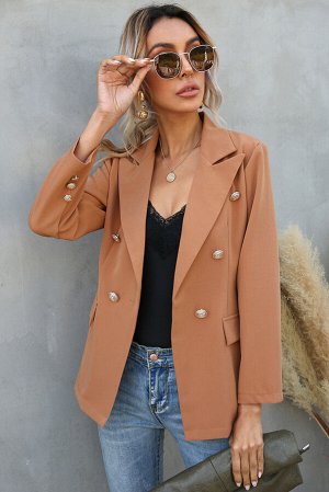 Светло-коричневый двубортный пиджак с большими пуговицами и лацканами