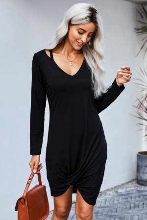 Черное платье-свитшот с перекрученными подолом и вырезами на плечах