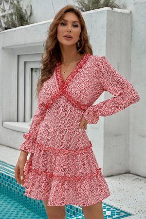 Розовое платье с рюшами и цветочным принтом