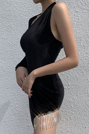 Черное асимметричное платье на одно плечо с длинным рукавом и золотистой бахромой