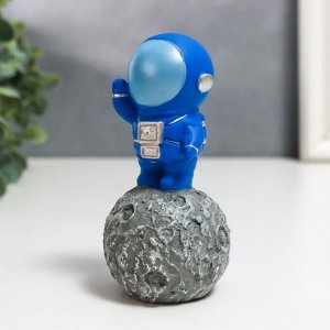 Сувенир полистоун "Астронавт на астероиде" ярко-синий 12х6,5х6,5 см