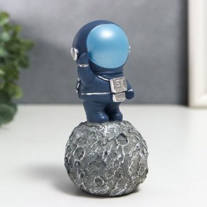 Сувенир полистоун "Астронавт на астероиде" серый 12х6,5х6,5 см