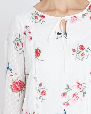LP Блуза Описание



Дизайнерская блуза для женственного образа
Роскошная цветочная вышивка
Завязки на вороте

О бренде Lola Paltinger
Немецкий дизайнер Лола Палтингер родилась в 1972 году в 