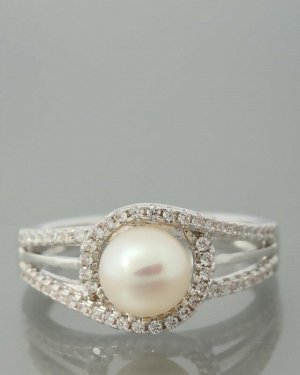 Pearls Melody.Кольцо с белой жемчужиной декорированной кубическими цирконами