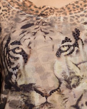 RP Блуза Описание



Леопардовая грация

Стильный анималистический декор блузки из коллекции Rita Pfeffinger прекрасно дополняет ее современный приталенный силуэт. Материал на основе полиэстера 