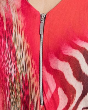 RP Блуза Описание



Яркая блуза удлиненного кроя
Прямой крой
Мягкая вискоза

Блузка из коллекции немецкого дизайнера Риты Пфеффингер отличается оригинальным удлиненным фасоном с глубоким деко