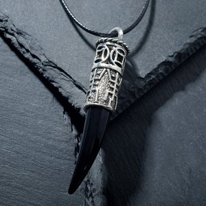 Кулон унисекс "Клык" с рунами, цвет чёрный в чернёном серебре, 44см
