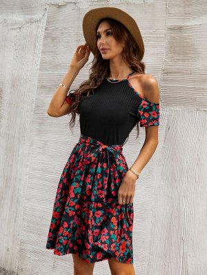 Платье с поясом контрастный с цветочным принтом с открытыми плечами