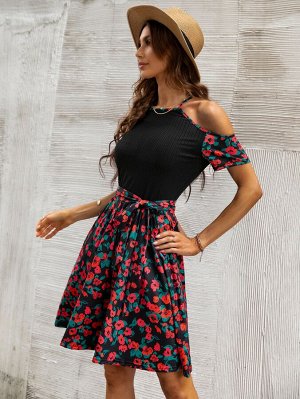 Платье с поясом контрастный с цветочным принтом с открытыми плечами