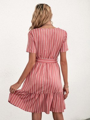 Платье с v-образным вырезом с оборками с поясом в полоску