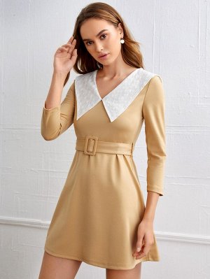 Платье с контрастным воротником с поясом