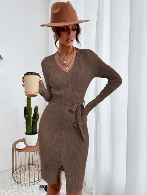 Облегающее платье-свитер на пуговицах с поясом