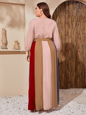 Контрастное платье макси Plus Size с поясом и оригинальным рукавом