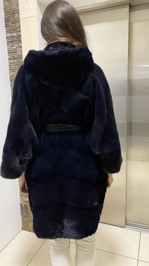 Шуба Шубка из меха импортной норки с капюшоном 
100 см 《оверсайз》до 54 размера
Модель 《кимоно》
Цвет 《синий/инфинити》