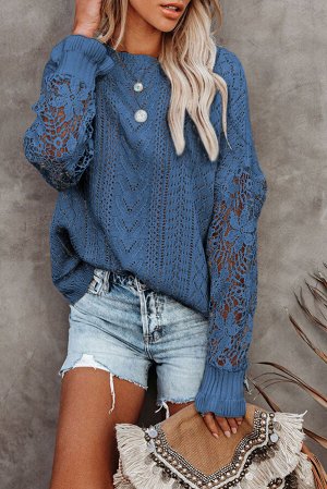 Голубой вязаный свитер с перфорацией и кружевным вставками на рукавах