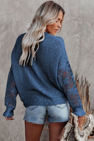 Голубой вязаный свитер с перфорацией и кружевным вставками на рукавах