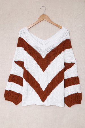Белый свитер оверсайз с коричневыми V-образными полосками