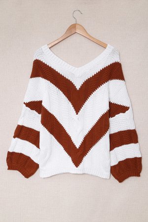 Белый свитер оверсайз с коричневыми V-образными полосками