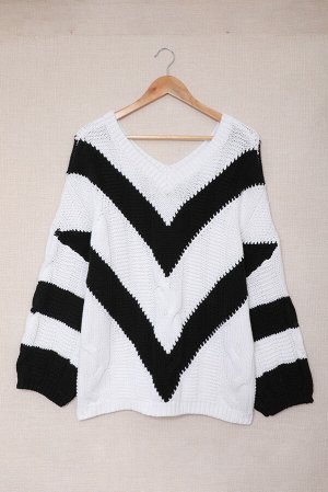 Белый свитер оверсайз с черными V-образными полосками