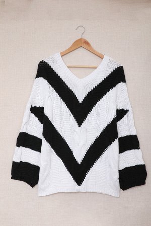 Белый свитер оверсайз с черными V-образными полосками