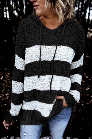Черно-белое полосатое худи-свитер крупной вязки